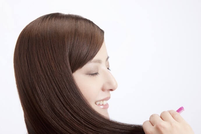 Untuk rambut rontok, sampo yang mengandung bahan alami dapat mengatasi problematika ini