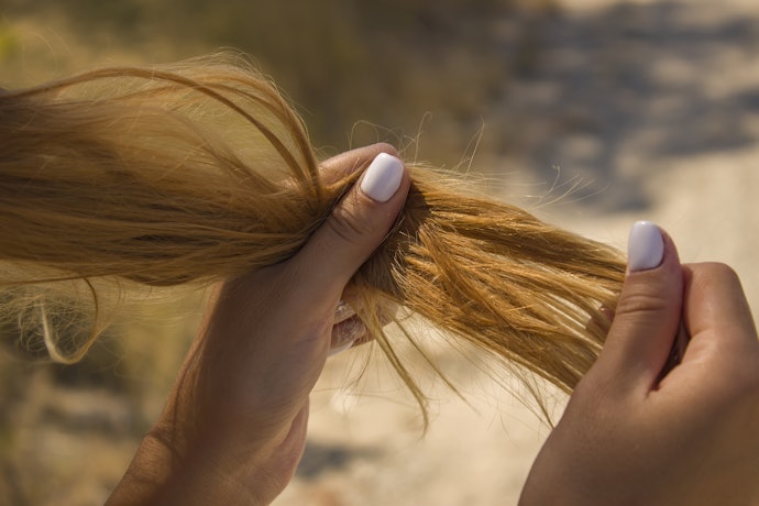 Bagaimana cara merawat rambut kering?