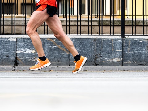 Split running shorts, kaki bebas bergerak secara maksimal