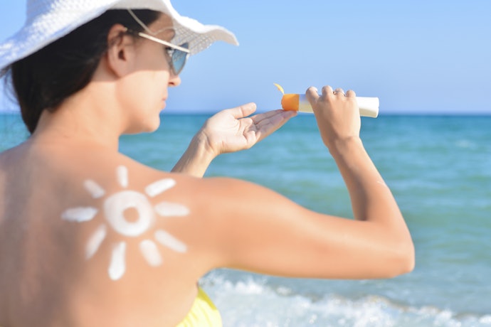 Gunakan skincare yang mengandung anti-UV pada siang hari