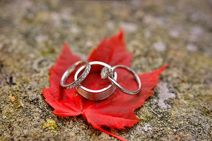 Apa perbedaan cincin tunangan dan cincin nikah?