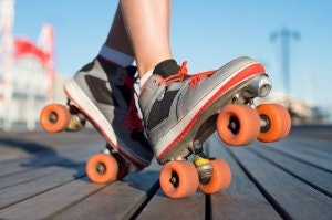 Quad skate (quad roller): Memiliki keseimbangan yang baik dan lebih mudah dipakai untuk pemula