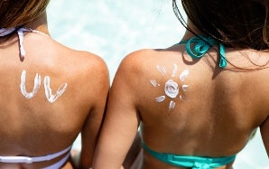 Utamakan lotion dengan kandungan tabir surya untuk melindungi kulit dari sinar UV