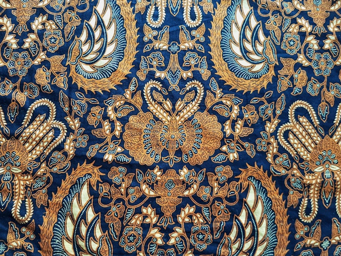 Batik yang menggunakan motif motif tradisional yang berasal dari dalam keraton disebut batik