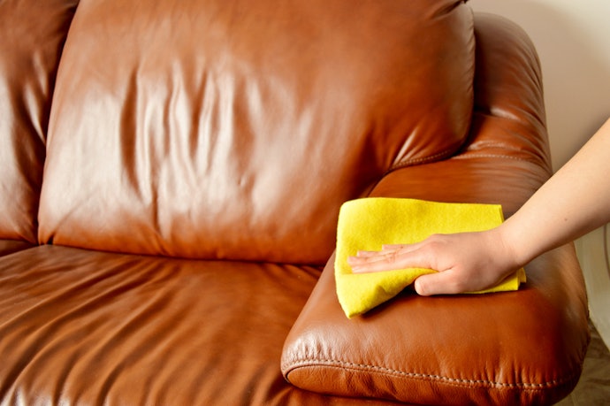 Tips membersihkan sofa kulit
