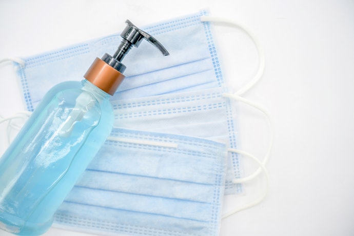 Perlengkapan sanitasi wajib: Masker, hand sanitizer, dan disinfektan spray