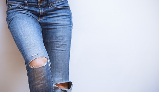 Slim fit jeans: Pas di tubuh, tetapi tidak seketat skinny jeans