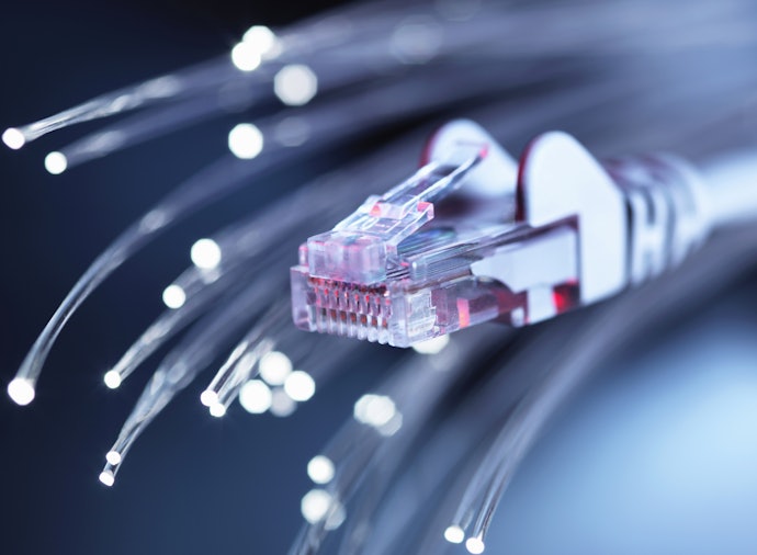 Wired (dengan kabel), memberikan koneksi internet yang lebih cepat