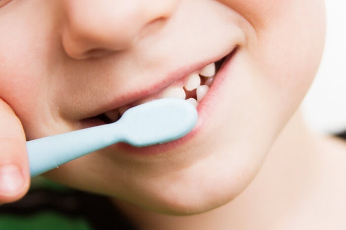 Periksa bobot produk agar anak mudah menyikat gigi sendiri