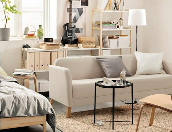 Sesuaikan ukuran sofa dengan luas ruangan dan kenyamanan Anda duduk