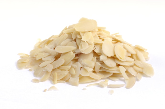 Almond potong (sliced almond): Lebih mudah dicampurkan dengan beragam resep