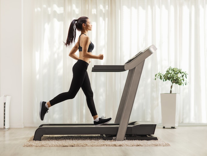 Berolahraga dengan treadmill di rumah
