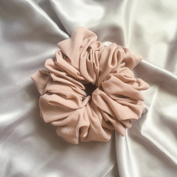 Scrunchie berukuran besar dan tebal, sesuai untuk dipakai bersama hijab