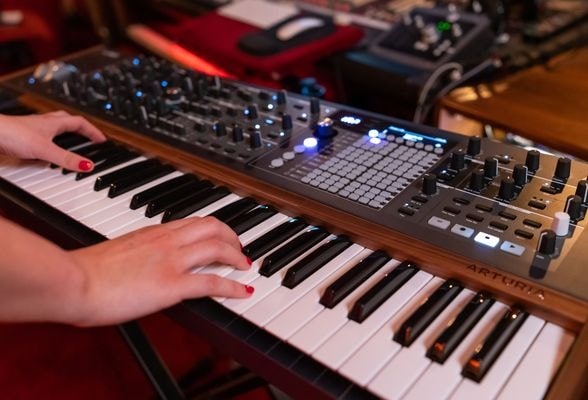 Apa perbedaan synthesizer dan keyboard?