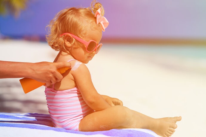 Cara mengaplikasikan sunscreen/sunblock pada anak dengan benar