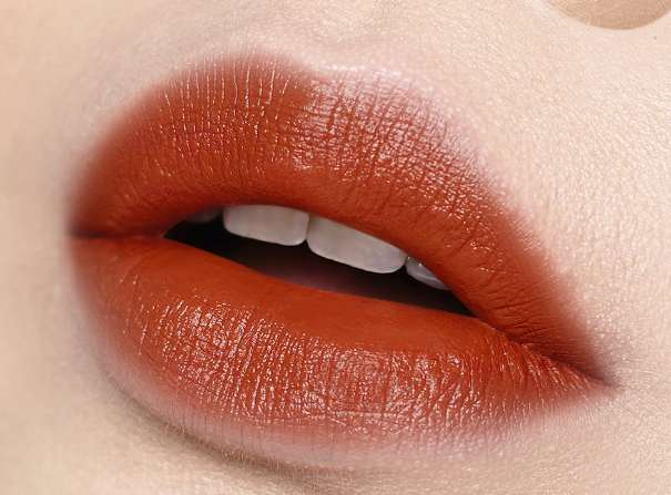 Pastikan pilihan warnanya sesuai jika menginginkan ombre lips