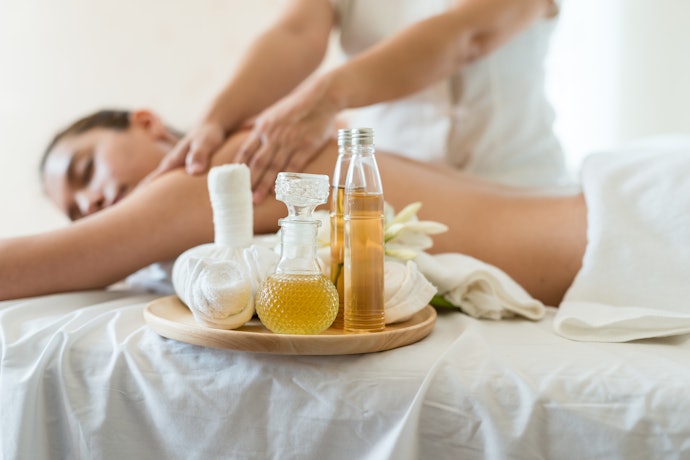 Massage oil: Pilih essential oil dengan tambahan carrier oil