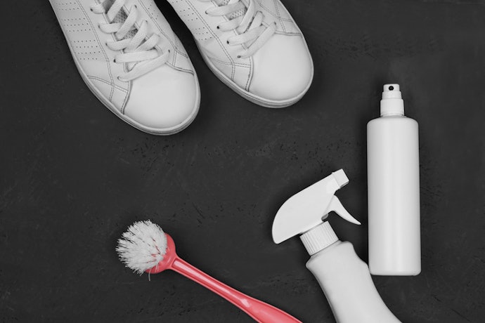 Cara membersihkan dan merawat sepatu putih