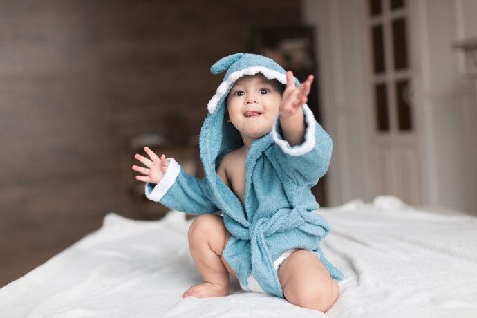 Tipe kimono: Cocok untuk bayi yang sudah mulai belajar jalan