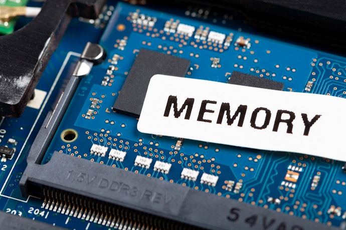 Memori (RAM), tempat menyimpan data sementara pada laptop