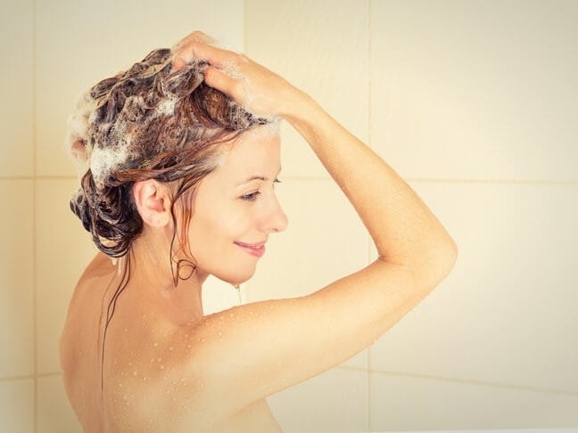 Cari yang dapat membersihkan, melembapkan, dan meningkatkan elastisitas rambut
