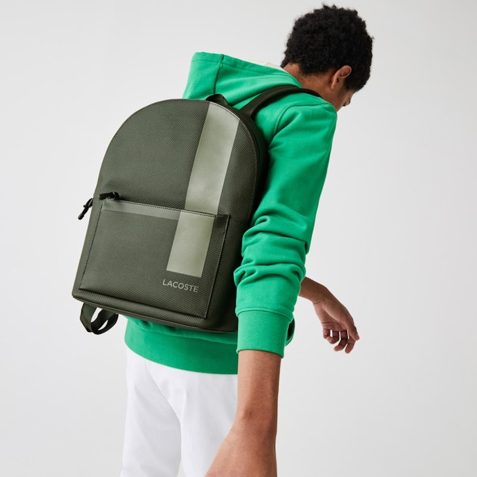 Backpack: Modelnya simple dan didominasi warna netral