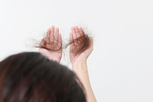 Rambut rontok, carilah produk yang menutrisi pangkal rambut