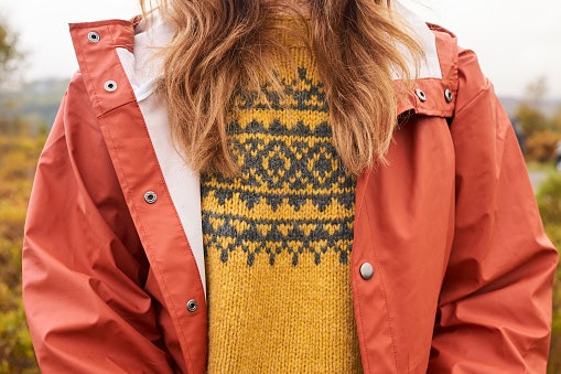 Tips padu padan sweater wanita warna kuning