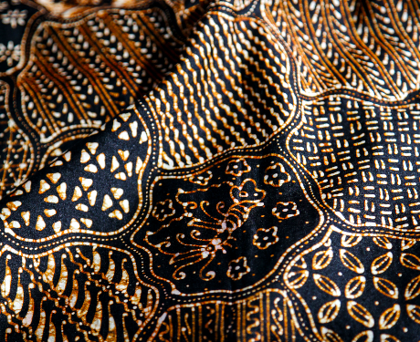 Motif batik klasik, autentik dengan warna dominan gelap