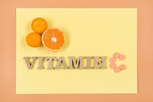 Vitamin C, memproduksi kolagen untuk meningkatkan kepadatan tulang