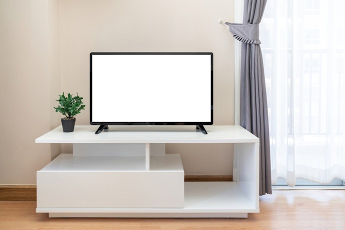 Meja TV 100% putih, minimalis, tetapi cenderung mudah terlihat kotor
