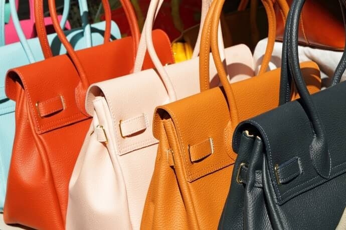 Jika ingin terlihat classy, pilih tas dengan bahan kulit asli