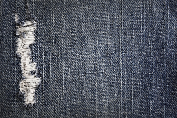 Ripped jeans dengan scrapes, cocok dipadupadankan dengan busana tertutup 