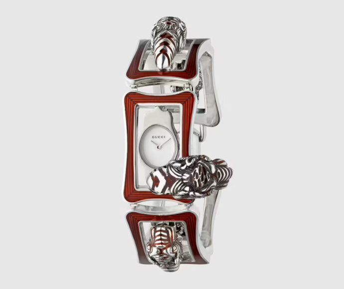 Pilih jam tangan berbentuk gelang bila ingin tampak seperti aksesori
