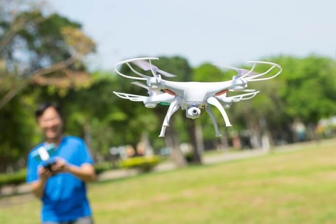 Hindari menerbangkan drone saat hari hujan atau berangin