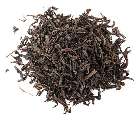 Black tea,  memiliki rasa yang kuat dan mengandung lebih banyak kafein