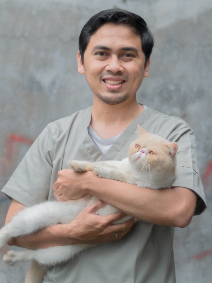 Profil pakar: Dokter hewan, drh. Tito Suprayoga