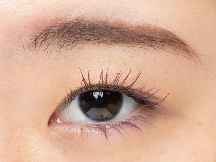 Maskara warna ungu: Memberikan kontur pada mata, cocok untuk makeup mata cantik