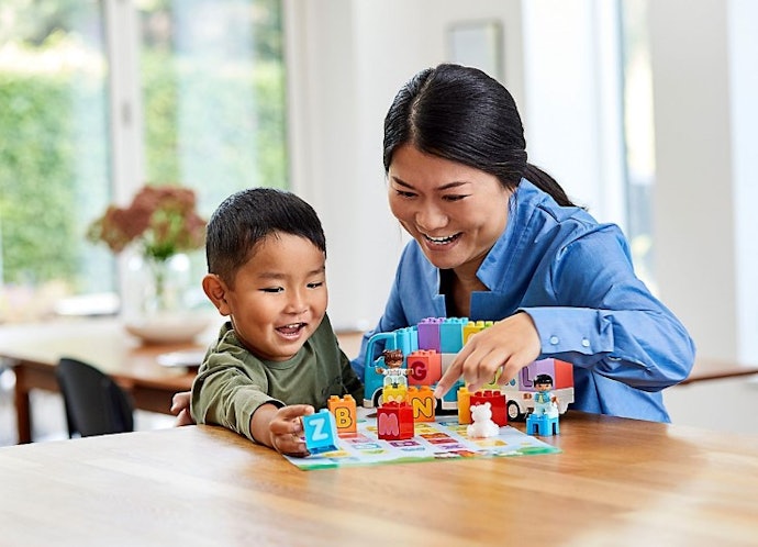 Untuk usia 3–5 tahun: LEGO edukatif berbentuk abjad dan angka