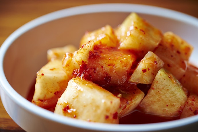 Kkakdugi kimchi (kimchi lobak): Berbentuk kotak dan memiliki tekstur yang renyah