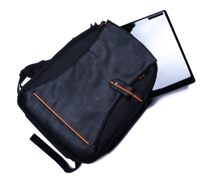 Sesuaikan tas dengan ukuran laptop Anda