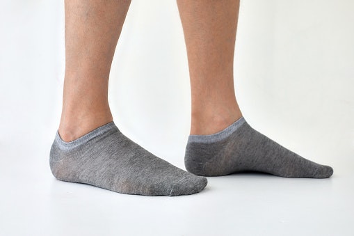 Biasanya saat menggunakan sepatu maka harus menggunakan kaos kaki untuk menghindari kaki lecet dan bau. dalam hal ini kaos kaki merupakan salah satu contoh dari barang ....