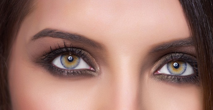 Untuk penampilan, lensa kontak warna akan memberi kesan berbeda