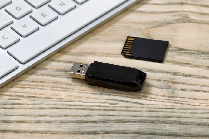 Periksa spesifikasi slot USB atau kartu SD yang kompatibel