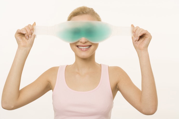 Pertimbangkan masker mata dengan gel pendingin untuk relaksasi