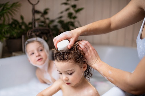 Kapan beralih dari shampo bayi ke shampo anak?