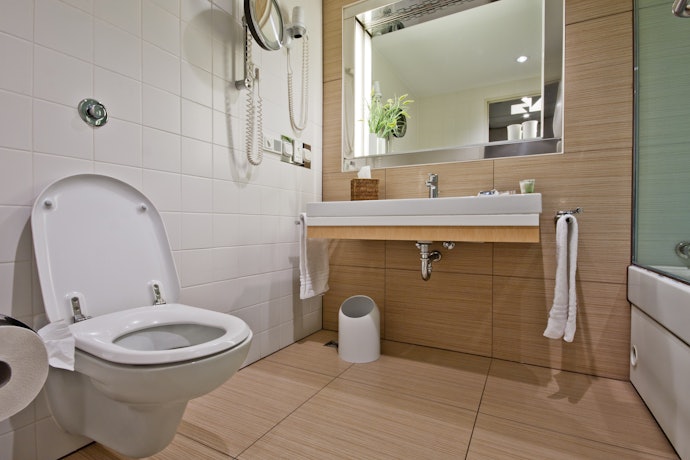 Kamar mandi atau toilet: Tempat sampah plastik berukuran kecil lebih ideal