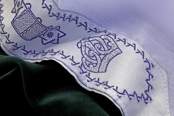 Gamis dengan detail menarik untuk acara penting