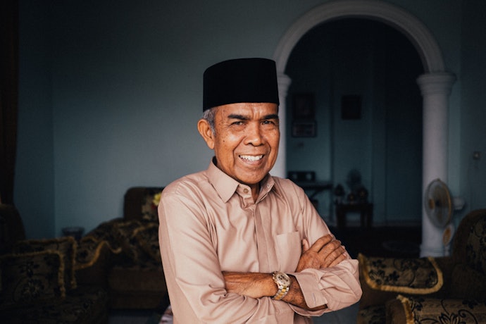 Tampil bersahaja dengan kopiah asli Indonesia