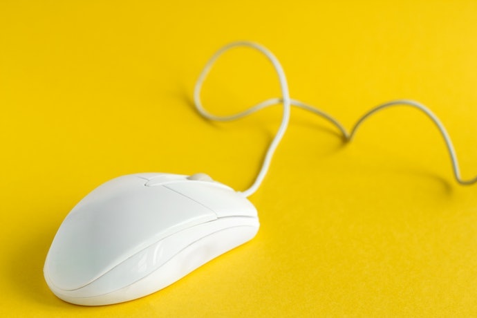 Wired mouse (berkabel): Lebih stabil dipakai di kantor atau rumah